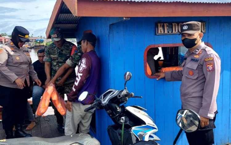 Jelang Nataru, Polsek Kapuas Barat Beri Imbauan ke Feri Penyeberangan