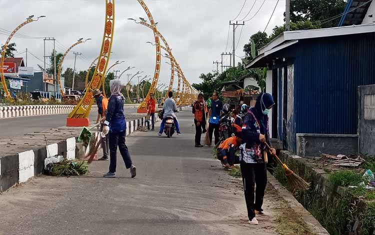 SOPD Kotim Gotong Royong Basmi Sampah di Terowongan Nur Mentaya