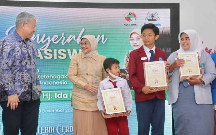 Menaker Ida Fauziyah (kedua kiri) dalam acara penyerahan beasiswa kepada putra dan putri anggota serikat pekerja Federasi Serikat Pekerja Panasonic Gobel di Jakarta, Jumat (23/12/2022) (FOTO ANTARA/HO-Kemnaker)