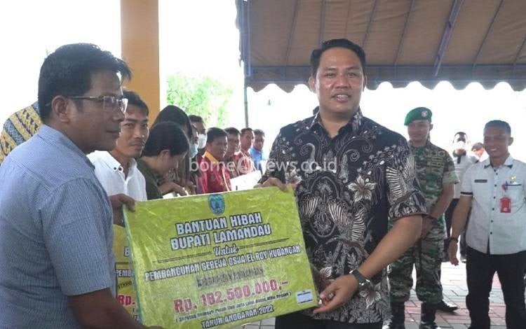Bupati Lamandau Salurkan Hibah Pembangunan Gereja ?
