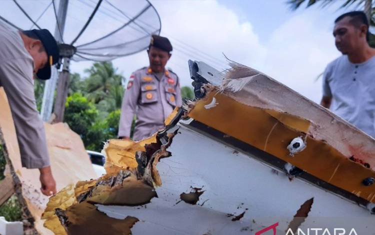 Warga Natuna Temukan Serpihan Mirip Badan Pesawat
