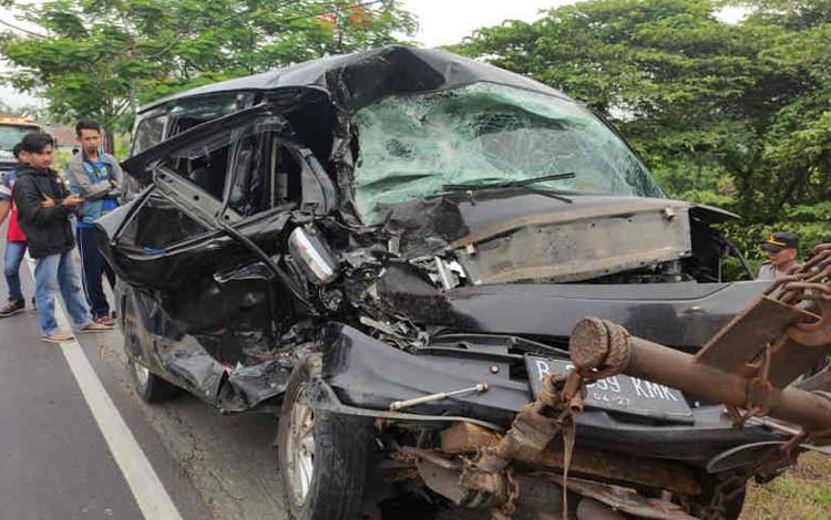 Minibus Penuh Penumpang Alami Kecelakaan di Cirebon Satu Meninggal