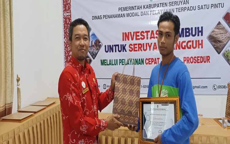 Kepala DPMPTSP Seruyan Serahkan Penghargaan kepada Pegawai Berprestasi