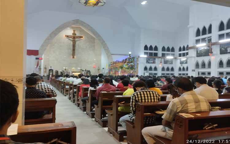Umat Katholik Laksanakan Misa Malam Natal di Palangka Raya