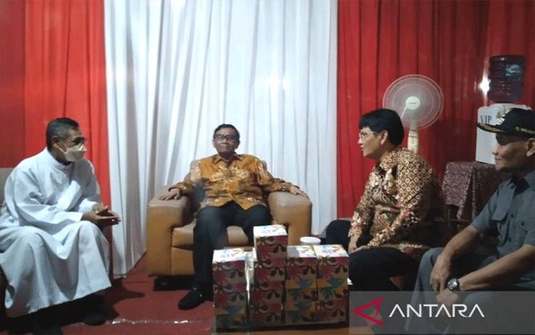 Menteri Koordinator Bidang Politik, Hukum, dan Keamanan Mahfud MD di Gereja Katolik Santo Antonius Padua, Kotabaru Yogyakarta, Sabtu (24-12-2022) malam. ANTARA/Luqman Hakim