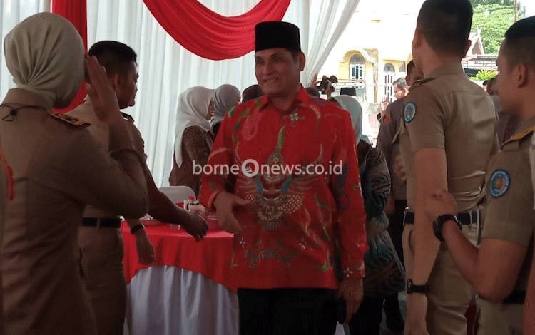 Pj. Bupati Kobar Anang Dirjo saat tiba dikediaman Plt. Sekda Kobar Juni Gultom dalam kegiatan Safari Natal, Minggu, 25 Desember 2022.