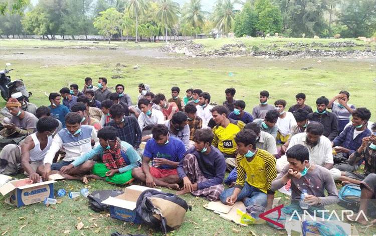 Puluhan Warga Rohingya Terdampar di Pantai Indra Patra Aceh Besar