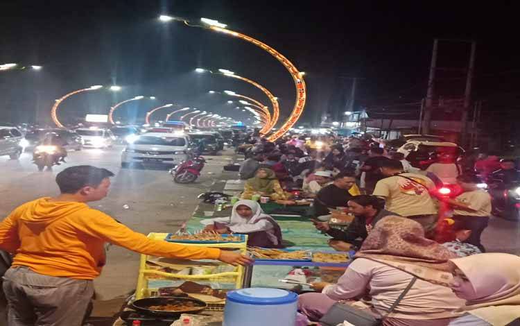 Keramaian Terowongan Nur Mentaya malam hari Sabtu, 24 Desember 2022 (FOTO: DEWIP)
