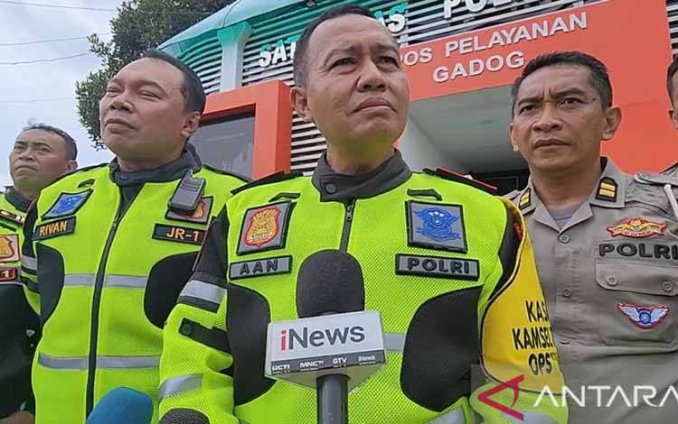 Dirgakkum Korlantas Polri Brigjen Aan Suhanan saat diwawancarai di Pos Pelayanan Terpadu Simpang Gadog, Kabupaten Bogor, Jawa Barat, Minggu (25/12/2022). (ANTARA/Linna Susanti)