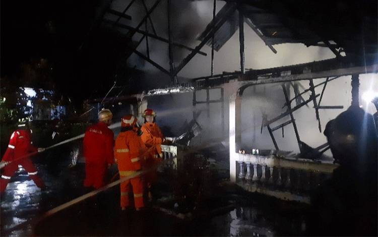 Sebuah Rumah Hangus Terbakar di Palangka Raya
