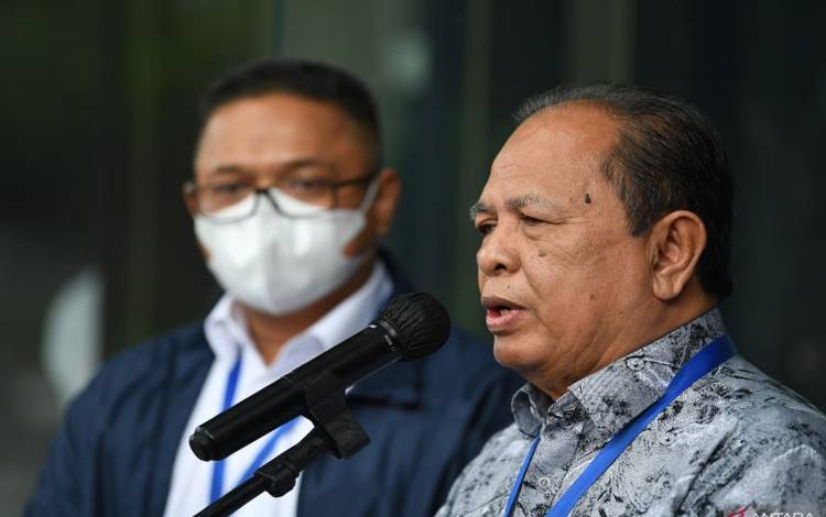 Wakil Ketua Komisi Yudisial (KY) M. Taufiq HZ (kanan) didampingi Komisoner KY sekaligus Ketua Tim Pemeriksa Binziad Khadafi (kiri) memberikan keterangan terkait pemeriksaan tersangka Hakim Yustisial MA di Gedung Komisi Pemberarantasan Korupsi (KPK), Jakarta, Senin (26/12/2022). ANTARA FOTO/Akbar Nugroho Gumay/tom.