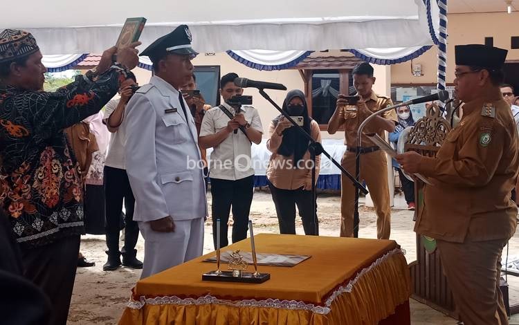Bupati Kotim Resmi Melantik Kades Baru Bengkuang Makmur