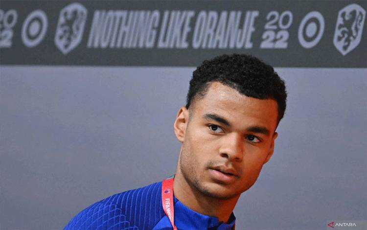 Penyerang Belanda Cody Gakpo saat melakukan konferensi pers di fasilitas latihan Qatar University, Doha pada 27 November 2022 selama Piala Dunia 2022. ANTARA/AFP/ALBERTO PIZZOLI
