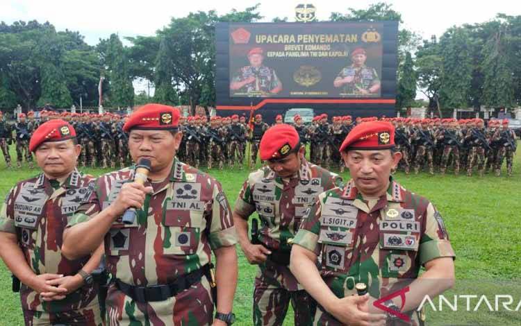Panglima TNI dan Kapolri Terima Brevet Komando dari Kopassus