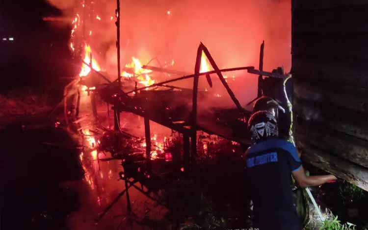 Rumah Warga Kuala Pembuang Terbakar