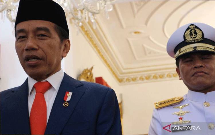 Presiden Joko Widodo dan Kepala Staf Angkatan Laut (Kasal) Laksamana TNI Muhammad Ali menyampaikan keterangan di Istana Negara Jakarta, Rabu (28/12/2022). ANTARA/Desca Lidya Natalia.