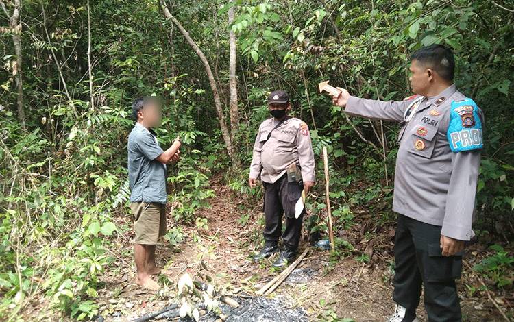 Ketahuan Curi Buah Sawit di PT WNL, Pria ini Diborgol Polisi