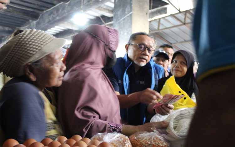 Menteri Perdagangan (Mendag) Zulkifli Hasan saat meninjau Pasar Natar Kabupaten Lampung Selatan. Lampung Selatan, Rabu (28/12/2022). ANTARA/Ruth Intan Sozometa Kanafi.