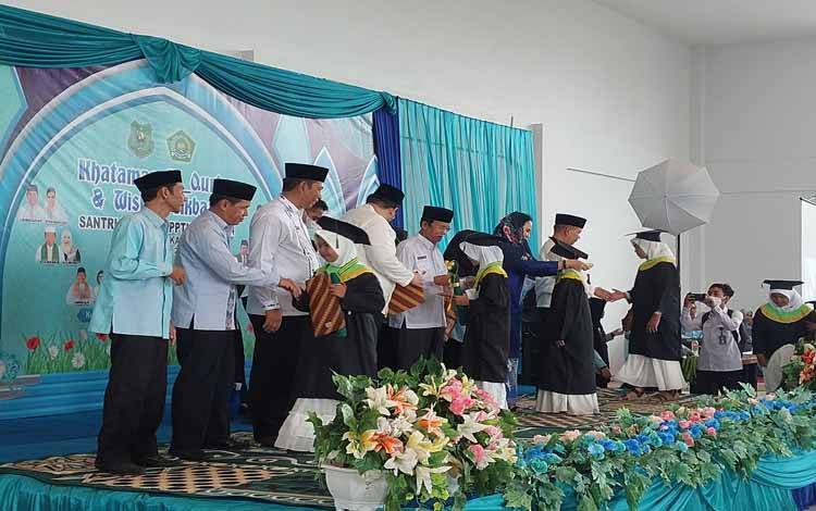 Ratusan Santri TKA/TPA Khataman Alquran dan Diwisuda Akbar di Kapuas