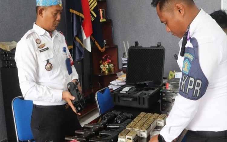 Rutan Kuala Kapuas Cek dan Rawat Senpi, Pastikan Kondisi dalam Keadaan Baik