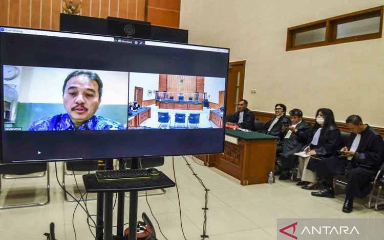Terdakwa mantan Menteri Pemuda dan Olahraga Roy Suryo menjalani sidang putusan yang berlangsung secara daring di Pengadilan Negeri Jakarta Barat, Jakarta, Rabu (28/12/2022). Majelis Hakim memvonis Roy Suryo dengan hukuman sembilan bulan penjara karena terbukti melakukan tindak pidana yang dengan sengaja menyebarkan informasi yang berisi ujaran kebencian dan permusuhan individu yang memicu SARA terkait unggahan meme stupa Candi Borobudur berwajah mirip Presiden Joko Widodo. ANTARA FOTO/Galih Prad