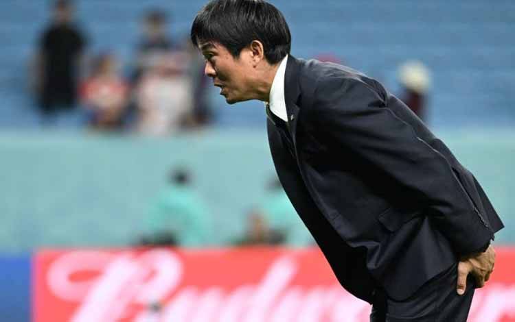 Pelatih timnas Jepang Hajime Moriyasu menundukkan badannya ke arah penonton setelah timnya kalah dalam 16 besar Piala Dunia Qatar 2022 melasan Kroasia di Stadion Al-Janoub di Al-Wakrah, Doha, pada 5 Desember 2022. (Photo by Ina Fassbender / AFP) (AFP/INA FASSBENDER)
