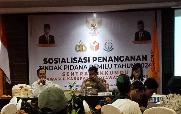 Pejabat Polres Kotim Iptu Nana Rusyana dan Ketua Bawaslu Kotim, M. Tohari menjadi narasumber sosialisasi tindak pidana emilu 2024, Rabu, 28 Desember 2022 (FOTO: DEWIP)