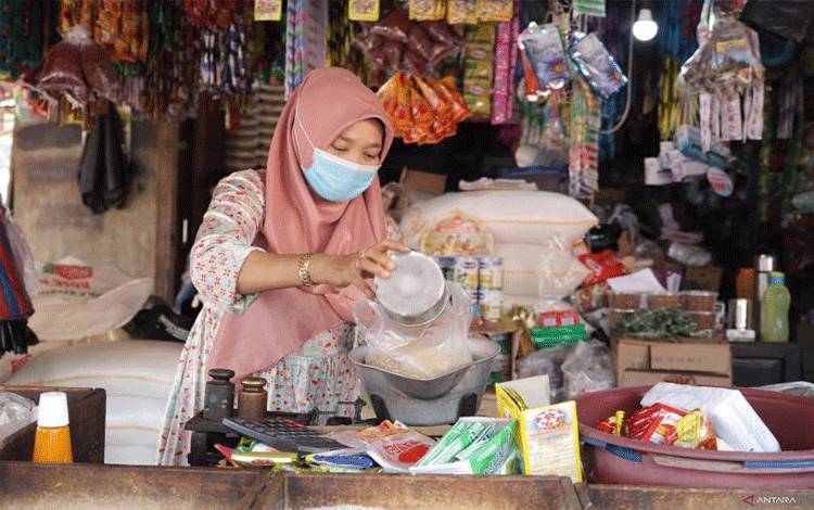 Afridiyanti, seorang pedagang di Pasar Talago Sariak, Pariaman, Sumateda Barat merupakan salah satu nasabah yang telah merasakan manfaat program penjaminan LPS. (ANTARA/HO-LPS)