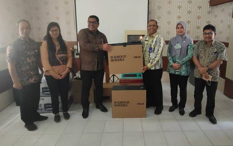 Kepala Dinas Perkim Kobar Edy Rahman atas nama Pemkab Kobar saat menyerahkan hibah 1 paket peralatan kantor? kepada BPN/ATR Kobar, Kamis, 29 Desember 2022