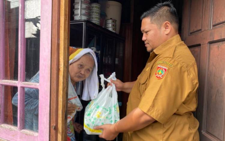 Dinsos Kobar Salurkan Bantuan Permakanan pada Lansia dan Penyandang Disabilitas?