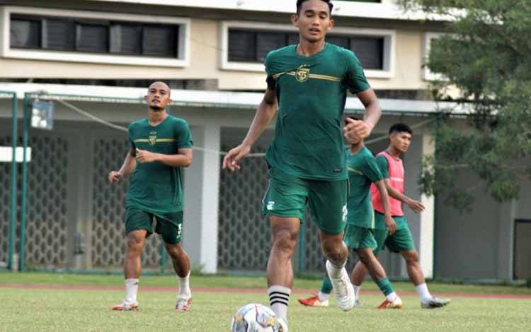 Arsip - Bek tengah Persebaya Surabaya Rizky Ridho menggiring bola saat berlatih di Lapangan THOR, Surabaya, Senin (21/11/2022). (ANTARA/Naufal Ammar Imaduddin)