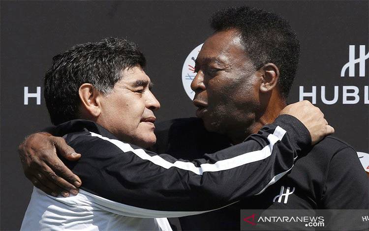 Dua legenda sepak bola Diego Maradona (kiri) dan Pele berpelukan selepas tampil dalam pertandingan eksibisi di Paris, Prancis, dalam rangkaian EURO 2016 pada 9 Juni 2016. ANTARA/AFP/Patrick Kovarik/aa.