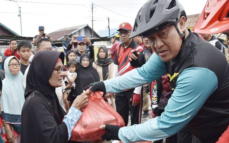 Wakil Gubernur Kalteng Bagi Sembako di Kelurahan Mendawai