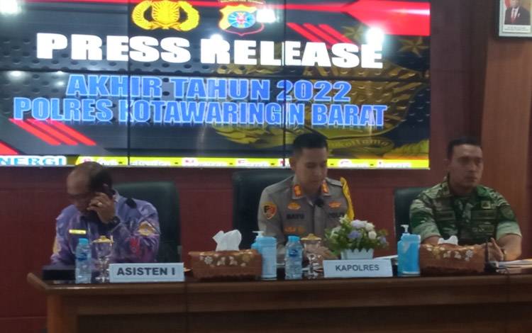 Kapolres Kobar AKBP Bayu Wicaksono dalam pers rilis akhir tahun yang digelar Polres Kobar, Jumat, 30 Desember 2022