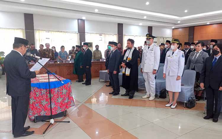 Bupati Barito Timur Ampera AY Mebas melantik 55 pejabat di lingkungan Pemkab Barito Timur yang terdiri dari pejabat tinggi pratama, pejabat administrator dan pejabat pengawas, Jumat, 30 Desember 2022. (FOTO: BOLE MALO)