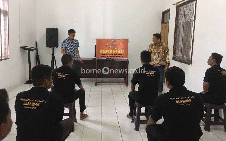Satuan reserse (satres) narkoba Polres Gunung Mas bagi-bagi sembako untuk anak-anak binaan di rumah rehabilitasi Bersinar pada Jumat, 30 Desember 2022. (FOTO: POLRES GUMAS)