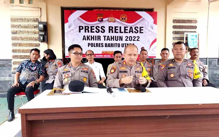 Plh Kapolres Barito Utara, AKBP Dharmeswara Hadi Kuncoro didampingi Wakapolres, Kabag Ops dan Kasat-Kasat saat menggelar press rilis akhir tahun, Jumat 30 Desember 2022.(foto: Dhani)