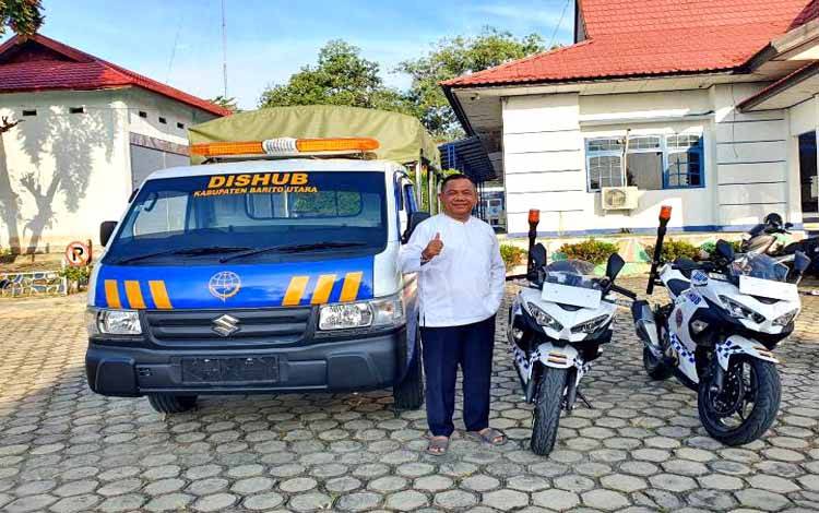 Kepala Dinas Perhubungan Barito Utara, H Fery Kusmiadi saat memperlihatkan dua unit sepeda motor Kawasaki 250 cc dan satu unit mobil pick up patroli operasional Dinas Perhubungan, Sabtu 31 Desember 2022. (foto: Dhani)