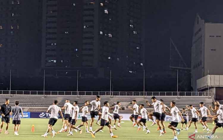Tim nasional Indonesia berlatih di Stadion Rizal Memorial, Manila, Filipina, menjelang laga pamungkas mereka di Grup A Piala AFF 2022 kontra kesebelasan tuan rumah, Sabtu (31/12/2022). (ANTARA/Michael Siahaan)