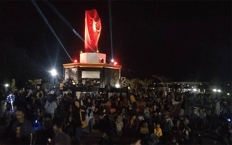 Malam Pergantian Tahun, Ribuan Warga Kasongan Padati Bundaran Kantor Bupati Katingan