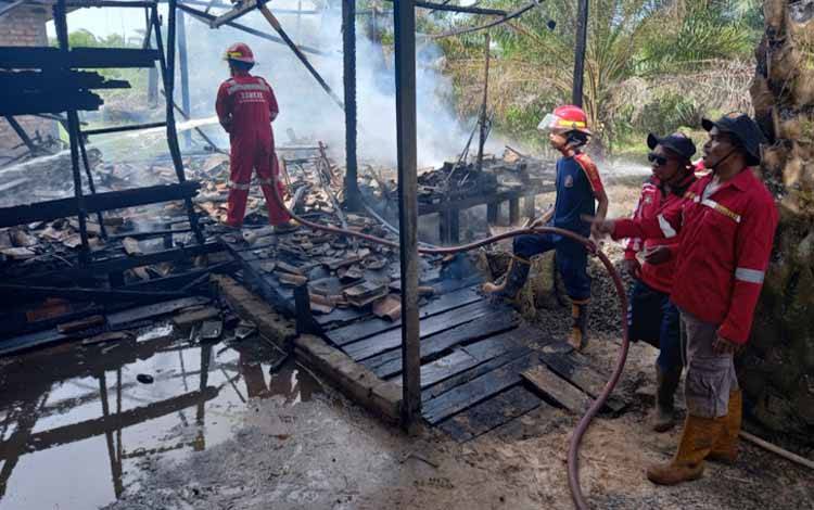 Sebuah Gudang dan 2 Unit Motor Terbakar Akibat Bakaran Sampah