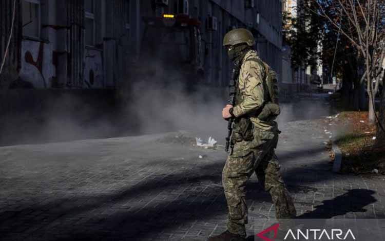 Arsip - Seorang prajurit Ukraina berpatroli di lokasi serangan militer Rusia terjadi, saat invasi Rusia ke Ukraina terus berlanjut, di Kiev tengah, Ukraina, 10 Oktober 2022. (ANTARA/REUTERS/Gleb Garanich/as)