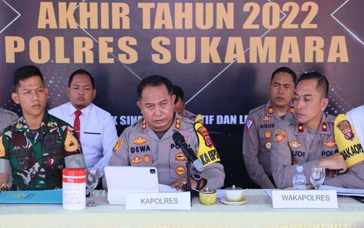 Kapolres Sukamara, Dewa Made Palguna bersama Wakapolres Sukamara, Kompol Budi Nugroho pada rilis kasus akhir tahun 2022. (FOTO:NORHASANAH)