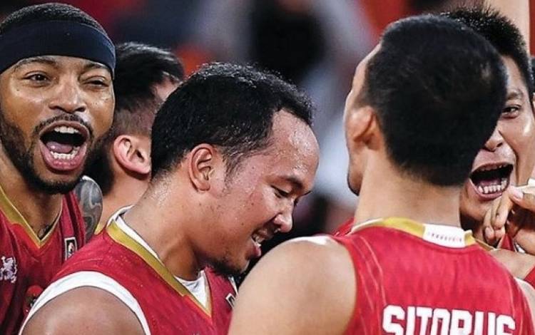 Reaksi para pemain tim nasional bola basket putra Indonesia, Jamarr Andre Johnson (kiri), Arki Dikania Wisnu (tengah) dan Kevin Yonas Sitorus (tampak belakang), di sela-sela laga pamungkas fase prakualifikasi pertama Piala Asia 2021 zona Asia Tenggara (SEABA) melawan Singapura di Nonthaburi City Arena, Thailand, Sabtu (30/6/2018). (instagram.com/fibaasiacup)