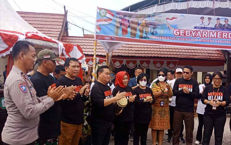 Bupati Kotim, Ketua DPRD Kotim dan Plt. Kadisdik Kotim menghadiri acara gebyar merdeka IMK Kotim 2022 (FOTO: DEWIP)