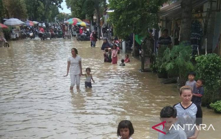Seorang Warga Tewas Kesetrum Listrik Saat Banjir