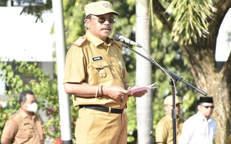 Sekda Provinsi Kalteng H. Nuryakin memimpin Apel Besar di halaman kantor gubernur Kalteng, Selasa, 2 Januari 2023. (FOTO: IST)?