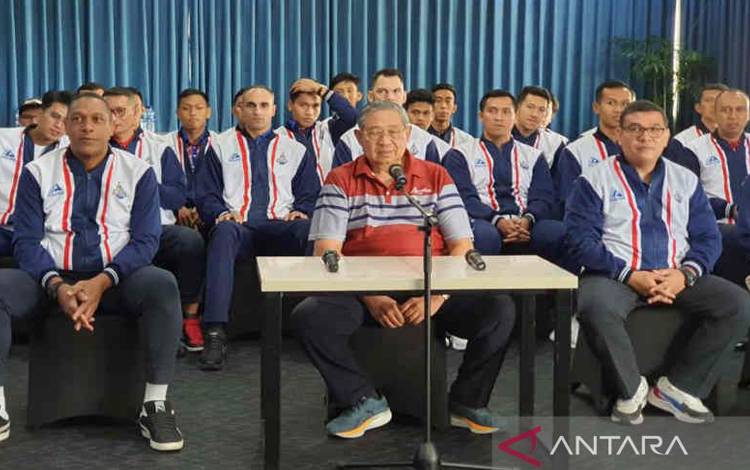 Presiden keenam RI Susilo Bambang Yudhoyono memberi keterangan kepada media di Cirebon, Jawa Barat, Senin (2/1/2023). (ANTARA/Khaerul Izan)