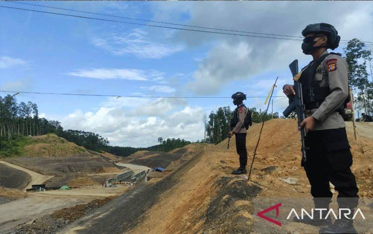 Petugas polisi berjaga di proyek IKN di Sepaku, Penajam Paser Utara, Kalimantan Timur.