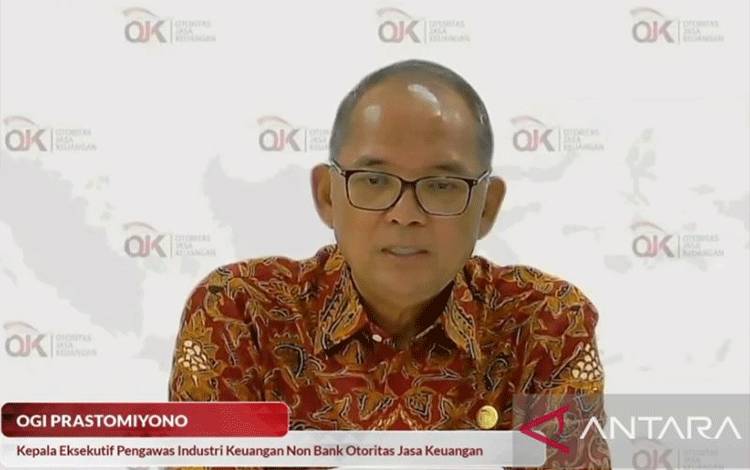 Kepala Eksekutif Pengawas Industri Keuangan Non Bank (IKNB) OJK Ogi Prastomiyono dalam Rapat Dewan Komisioner Bulanan (RDKB) Desember 2022 yang dipantau secara daring di Jakarta, Senin (2/1/2023). ANTARA/Agatha Olivia Victoria.